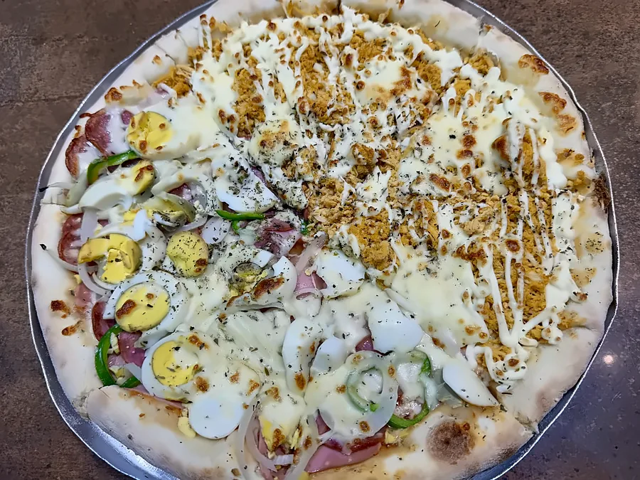 Pizza da Lussan com borda recheada.