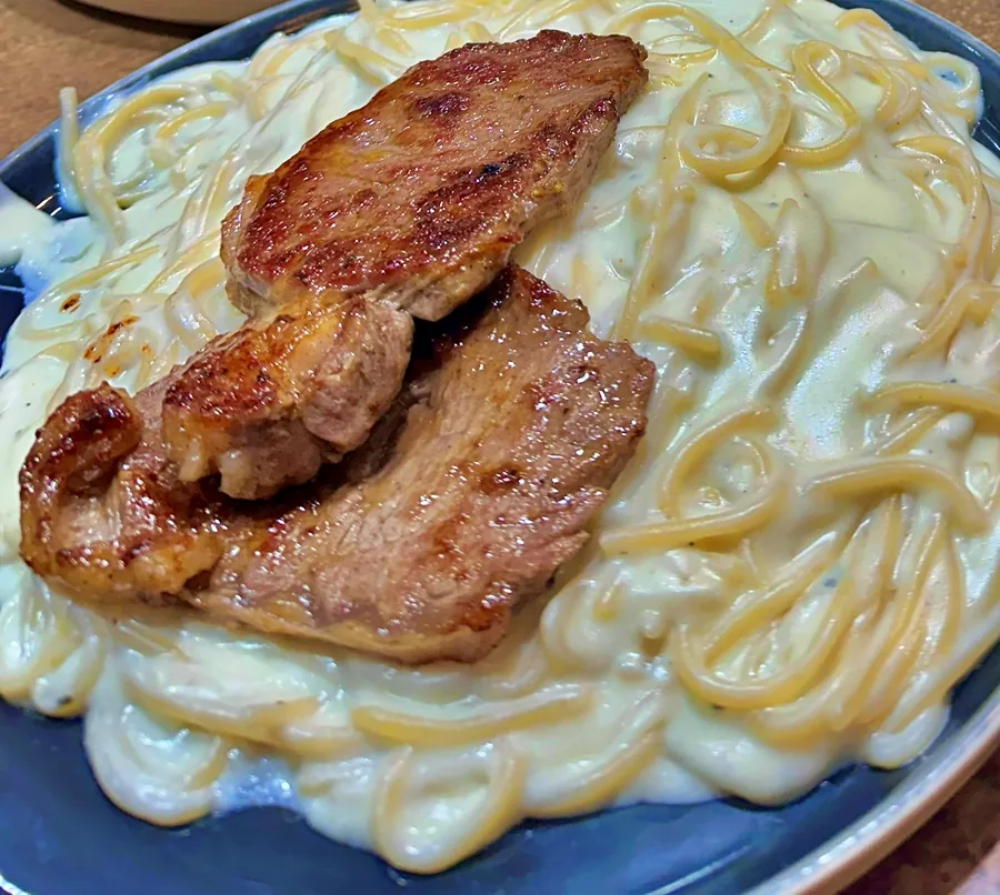 Macarrão na chapa da Lussan, coberto de batata palha.
